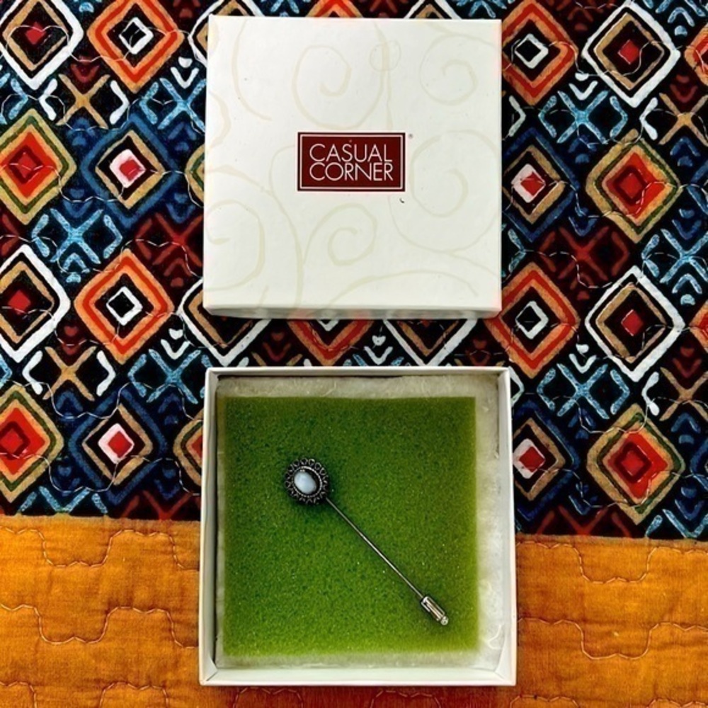 💥 CASUAL CORNER PIN BROOCH
